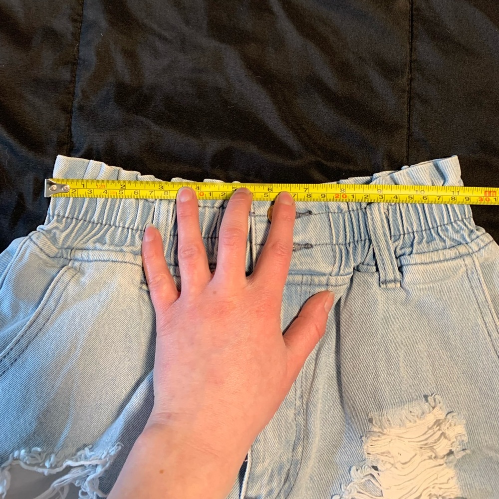 Light wash stretch high waisted shorts - Picture 2 of 4